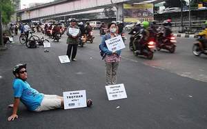 The picture was taken from here http://www.radarlampung.co.id/read/radar/berita-foto/69867-kegigihan-gerakan-koalisi-pejalan-kaki-kembalikan-hak-pedestrian-di-jalan